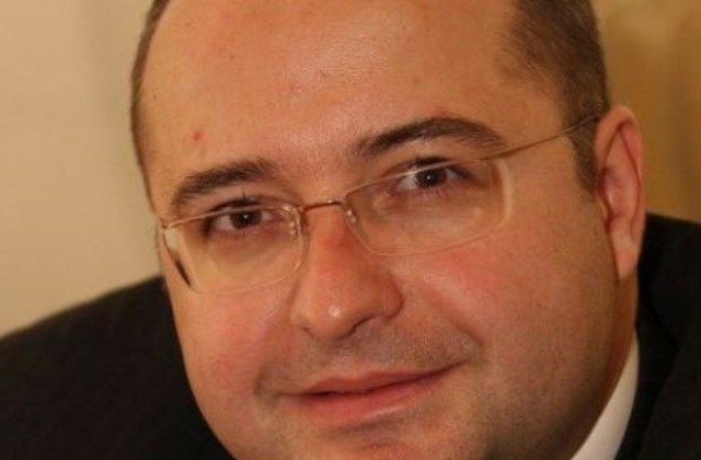 Четин Казак: „Премиерът се опитва да помири непримиримото”