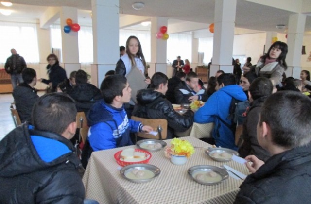 БЧК осигурява топъл обяд за 53 ученици от ПГАТ Ц. Церковски в Павликени