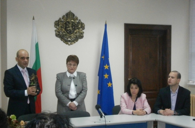 Докато има машини, които работят тунелът под Шипка е текущ проект, каза Областният управител