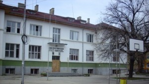 Палят светлините на коледната елха в Езикова гимназия