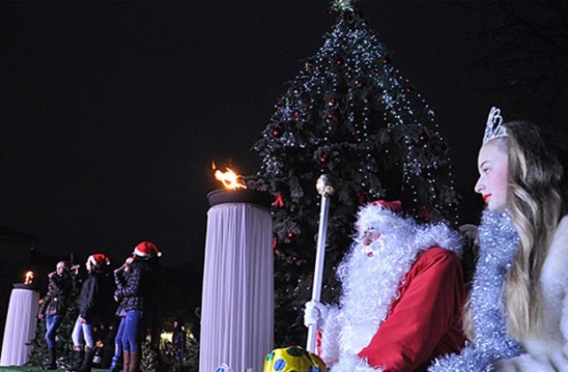 Във Враца запалиха светлините на коледното дърво с „Обичам те”