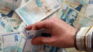 Лихвите ще се движат надолу в следващите месеци вещае банкер