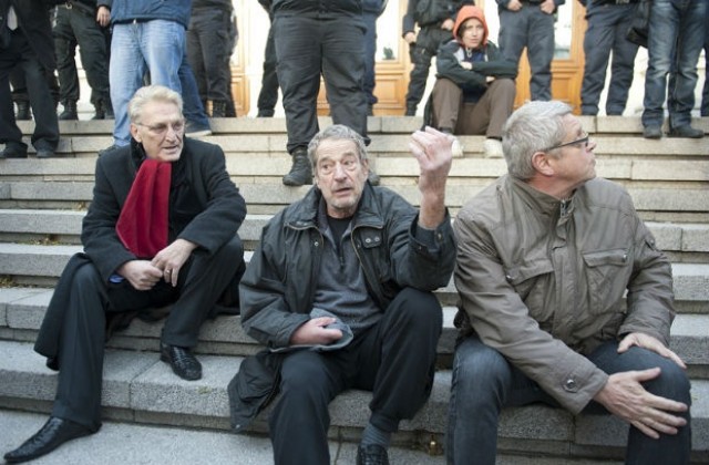 Артисти седнаха пред НС като протест срещу назначението на Слави Бинев