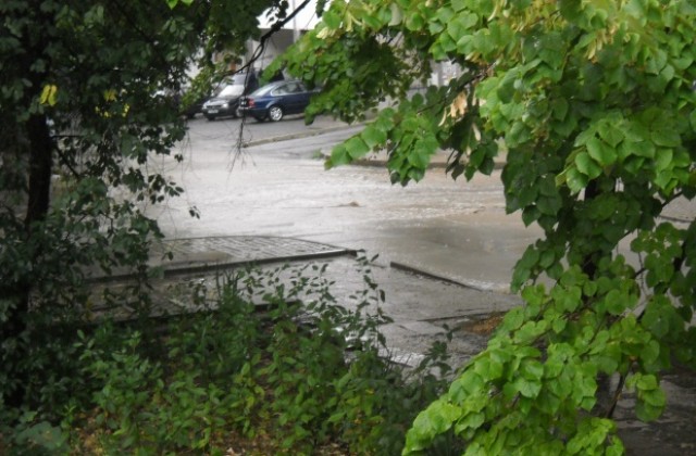 Няма наводнени населени места, засегнати са само мазета и дворове по селата