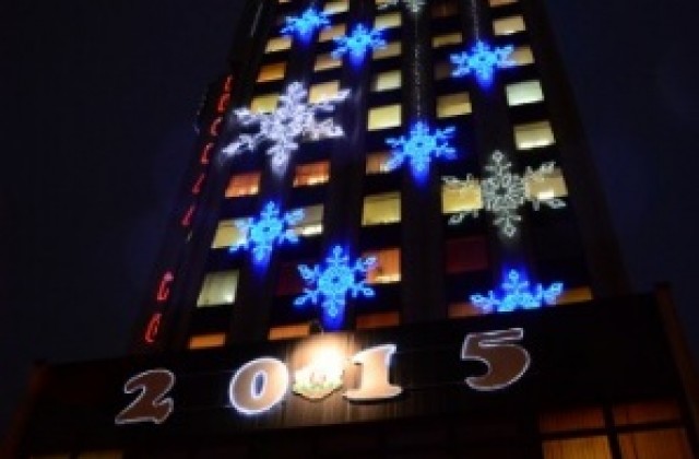 С концерт и заря грейва коледната елха във Варна