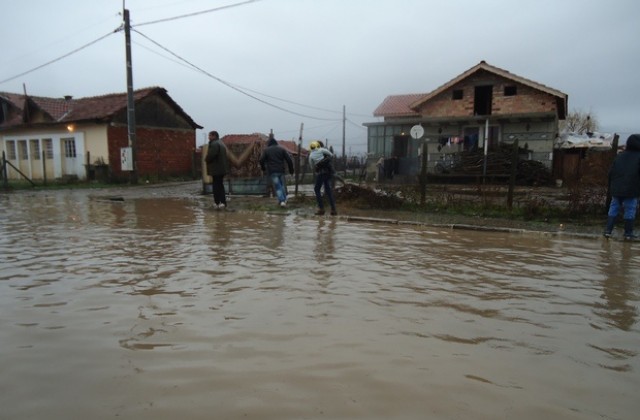 Изведоха семейства от ромския квартал в Стралджа заради дъжда