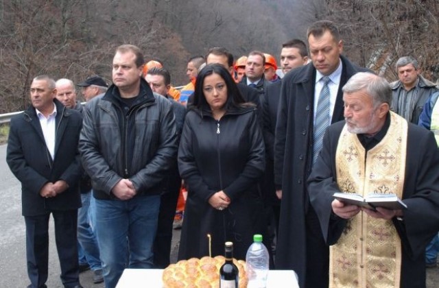 С водосвет отвориха пътя към Предела