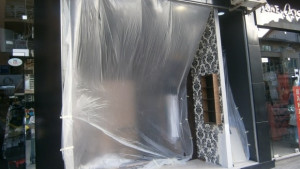 Наркозависим чупи витрини на магазини и бяга със стоката