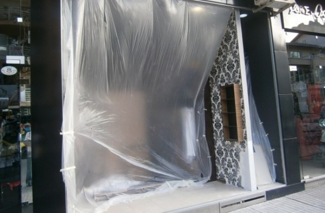 Наркозависим чупи витрини на магазини и бяга със стоката