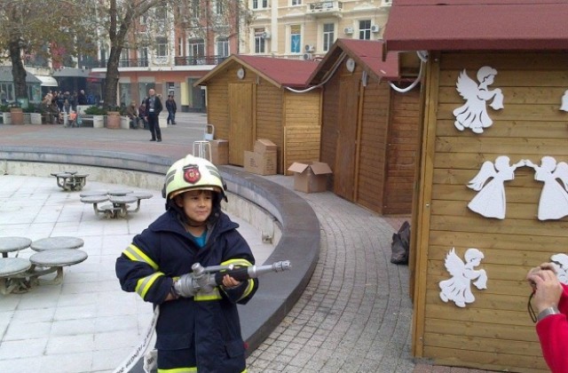 Пожарникари и доброволци обучават деца