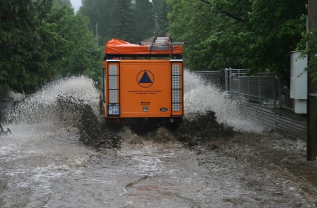 Остава сложна ситуацията в наводнени и обледени райони