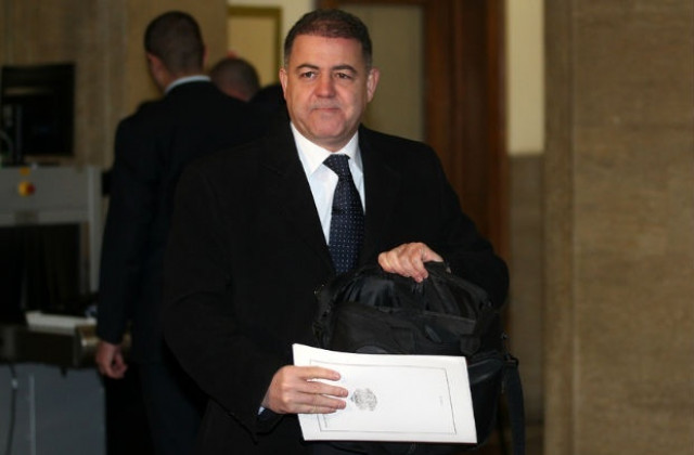 Военният министър призна за разхищения в системата на отбраната