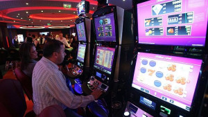 Уреди в игралните машини ще ограничават залаганията на хора зависими