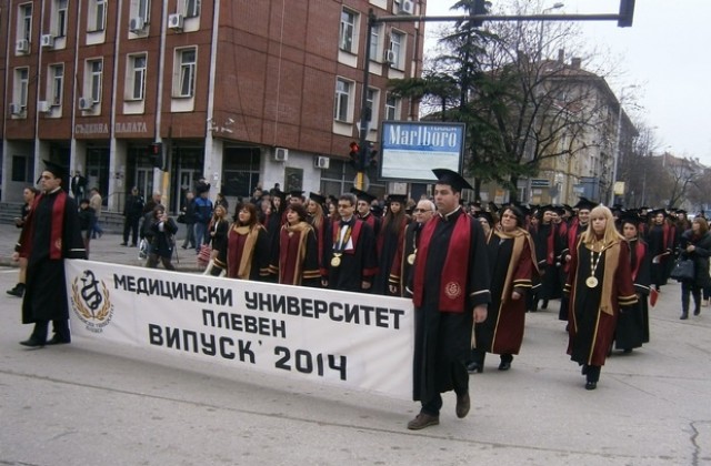 С тържествено шествие МУ-Плевен изпрати поредния випуск на факултет Медицина