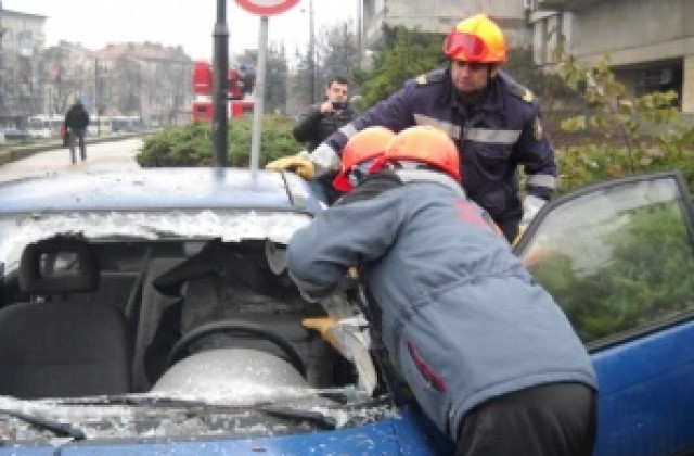 Доброволци демонстрираха как се спасява пострадал в катастрофа (СНИМКИ)