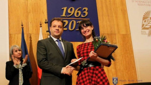 Връчиха Академичната награда на Общината млад ректор за един ден