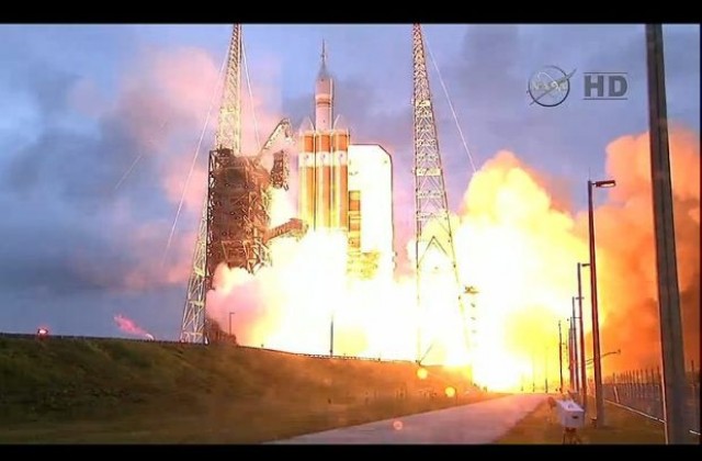 НАСА изстреля космическия кораб Орион (СНИМКИ)