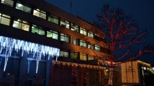 Коледната елха грейва в Казанлък