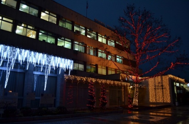 Коледната елха грейва в Казанлък