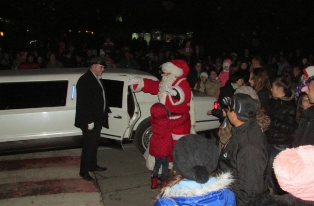 Дядо Коледа дойде в Горна Оряховица с бяла лимузина (СНИМКИ)