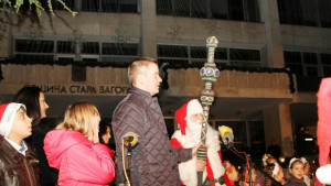 Красива Коледна елха заблестя в центъра на Стара Загора