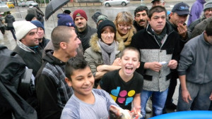 50 мераклии ловиха шарани с голи ръце на Никулден СНИМКИ