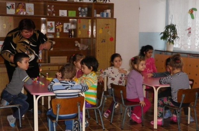 Деца от Болярово украсиха елхата си за Коледа