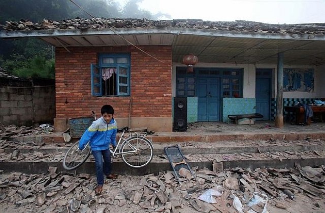 Дете загина при земетресение в Китай, десетки са ранени