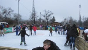 Евгения Раданова и кметът на Г Оряховица откриха ледената пързалка
