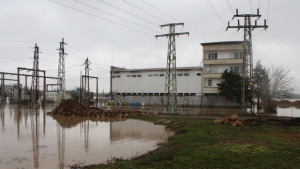 Военнослужещи помагат на хората в наводнените райони