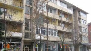 Свидетел пред Дарик Мъж с черни дрехи и черна превръзка