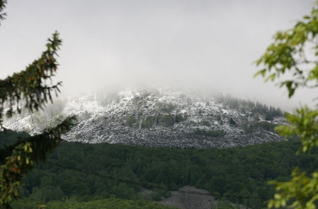 Валежи от дъжд и сняг в цялата страна