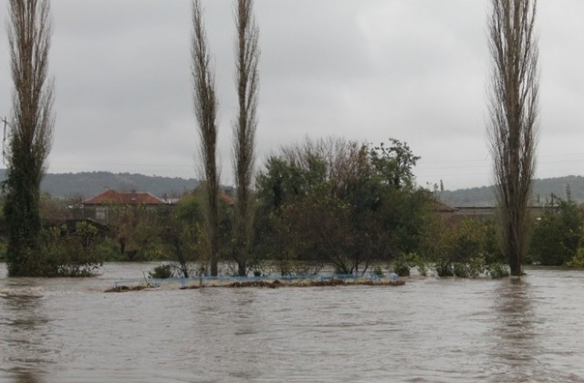 Денонощно наблюдават нивата на реките