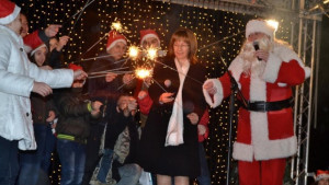 Красива и многоцветна грейна Коледната елха в Казанлък