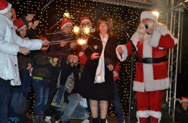 Красива и многоцветна грейна Коледната елха в Казанлък