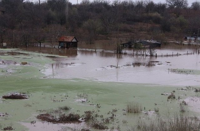 Армията продължава да оказва помощ на пострадали от наводненията