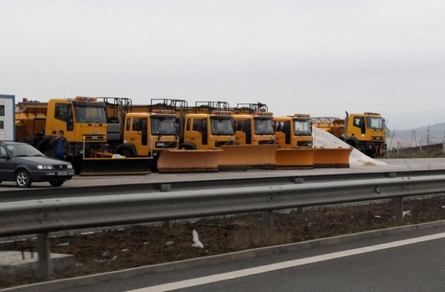 Над 320 машини почистват пътната мрежа в районите, където вали сняг
