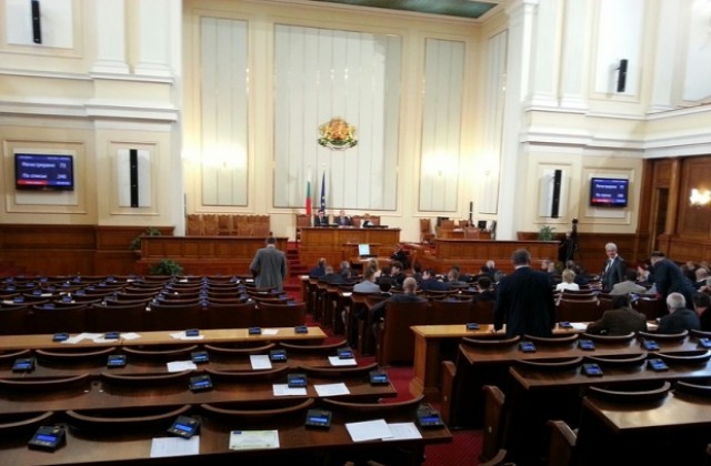 Парламентът прие на първо четене проектобюджета на ДОО за 2015 г.