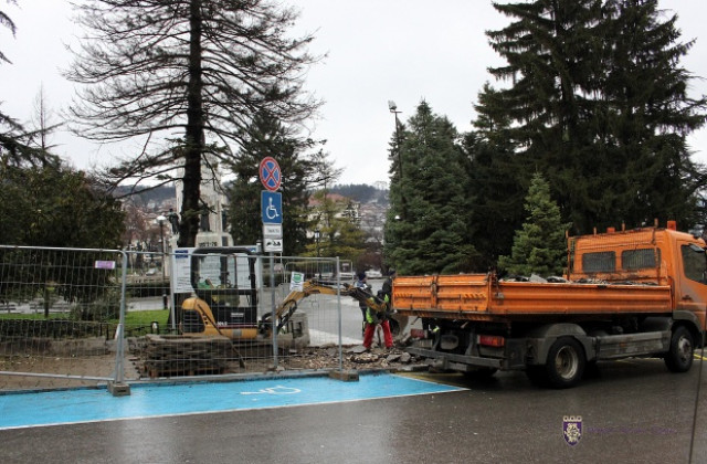 Ремонтират тротоара край Майка България