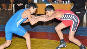 Деца и юноши мерят сили на турнир по борба в