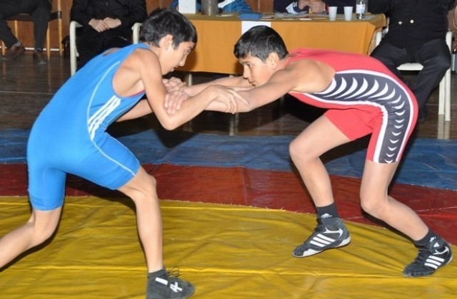 Деца и юноши мерят сили на турнир по борба в Горна Оряховица