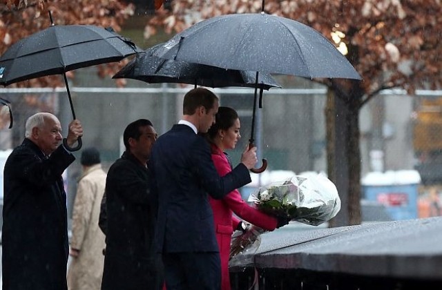 Уилям и Кейт поднесоха цветя пред мемориала за 11 септември в Ню Йорк