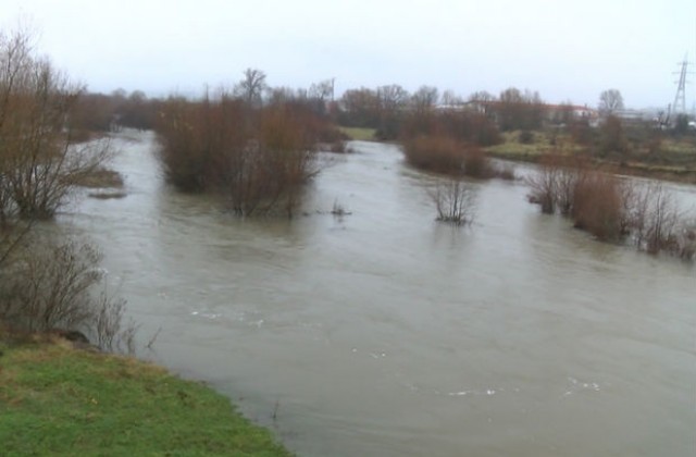 Пътят Тулово-Ягода наводнен и затворен за движение