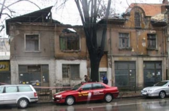 Изоставена къща на ул. „Брянска“ в Габрово се срути на тротоара