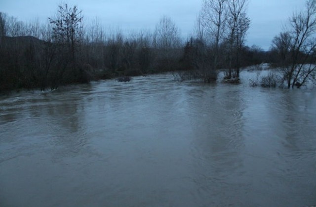 Нивото на река Тунджа при Елхово и Ямбол продължава да се покачва