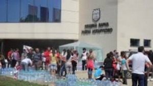 Доброволци от БЧК раздават подаръци на деца от Аспарухово