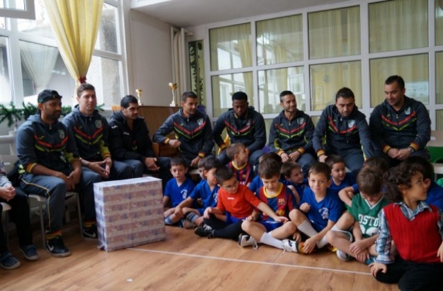 Играчите на Берое с дарение за детска градина Светлина