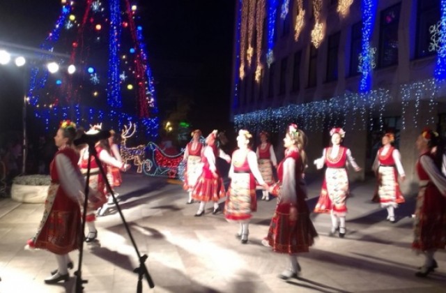 Палят светлините на коледната елха в Раднево