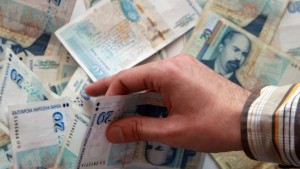 Парите са сред наймръсните неща които докосваме