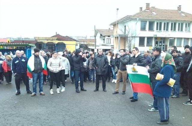 Протестиращи опитаха да щурмуват ромската махала в Дебелт